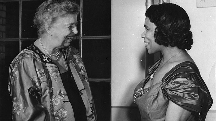 Eleanor Roosevelt y Marian Anderson a su llegada a Japón. 22 de mayo de 1953