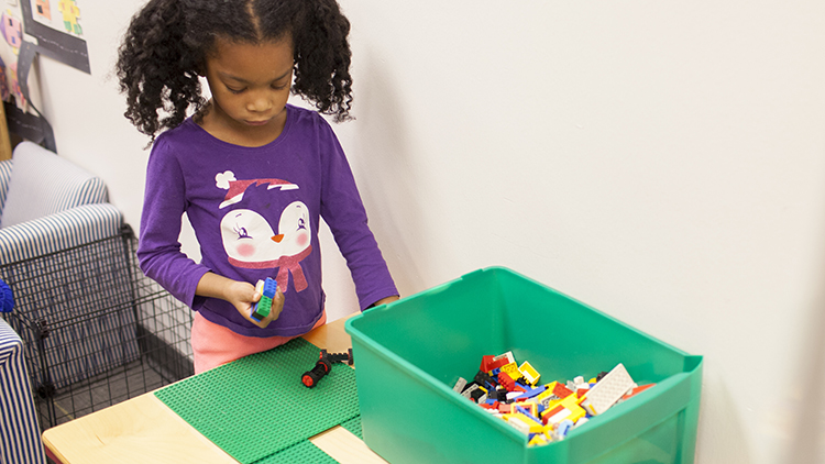 Niña preescolar jugando con bloques