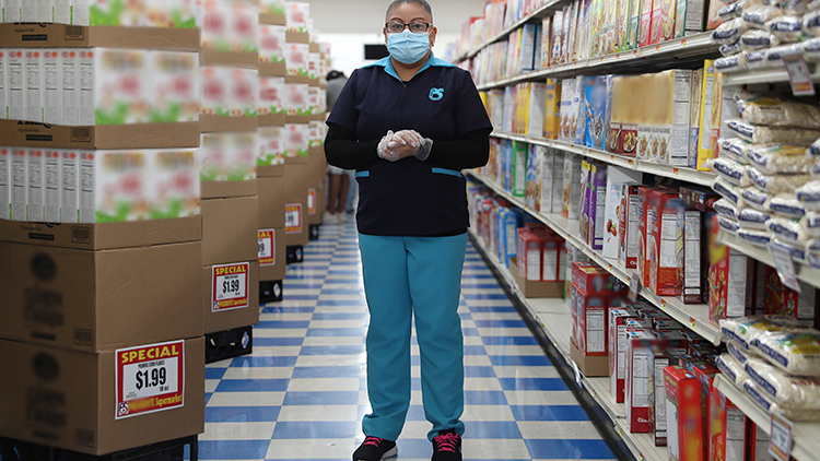 Lorena Martinez, trabajadora de una tienda de comestibles, con máscara