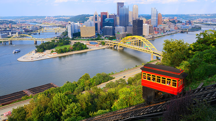 Incline operando en frente de la ciudad de Pittsburgh, Pennsylvania, EE.