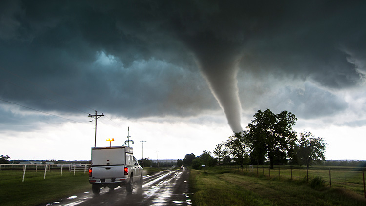 Vehículo de tormentas del Centro de Investigaciones del Mal Tiempo acercándose a un tornado en Katie, Oklahoma.
