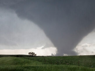 Tornado tocando el suelo en un campo de Bennington, Kansas