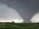 Tornado tocando el suelo en un campo de Bennington, Kansas