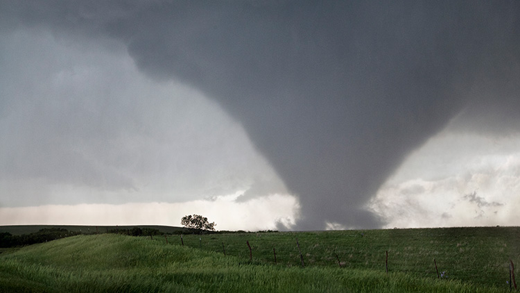 Tornado tocando el suelo en un campo de Bennington, Kansas