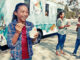 Muchacha comiendo helado de un camión